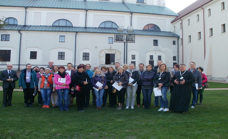 Uczestnicy study tour przed Bazyliką Grobu Bożego w Miechowie