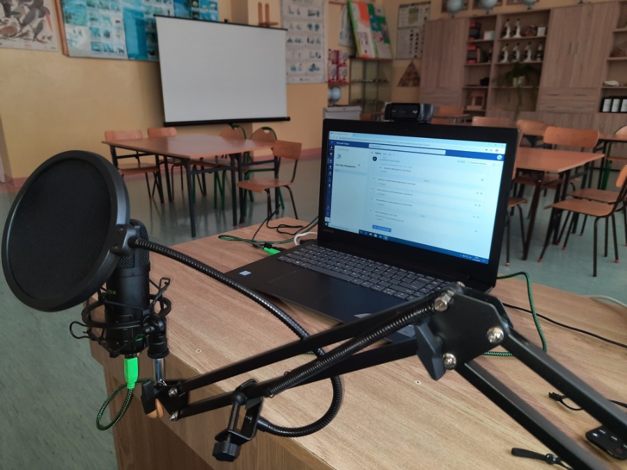 Stanowisko Komputerowe SP Nr 2 w Miechowie. Sprzęt z projektu