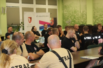 Strażacy siedzący na sali konferencyjnej