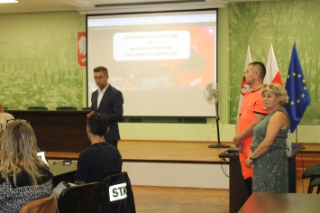 Strażacy siedzący na sali konferencyjnej
