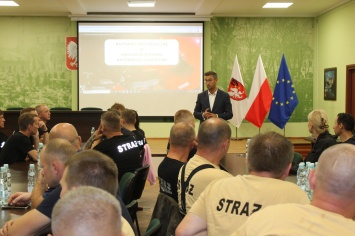 Strażacy siedzący na sali konferencyjnej