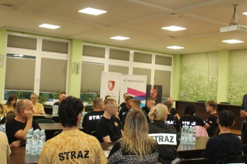 Strażacy siedzący na sali konferencyjnej