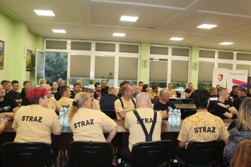 Strażacy siedzący na sali konferencyjnej