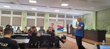 Strażacy siedzący na sali konferencyjnej
