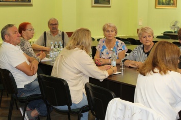 Seniorzy na sali konferencyjnej