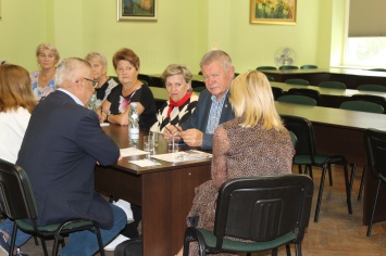 Seniorzy na sali konferencyjnej