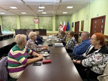 Senirzy na sali konferencyjnej