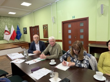 Senirzy na sali konferencyjnej