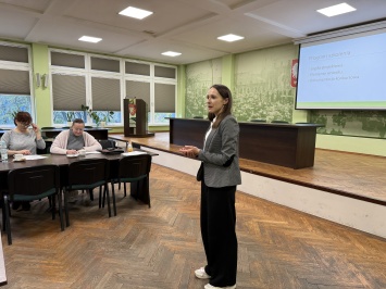 Osoby na sali konferencyjnej