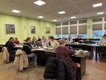 Osoby na sali konferencyjnej