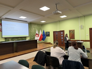 Osoby na sali konferencyjnej